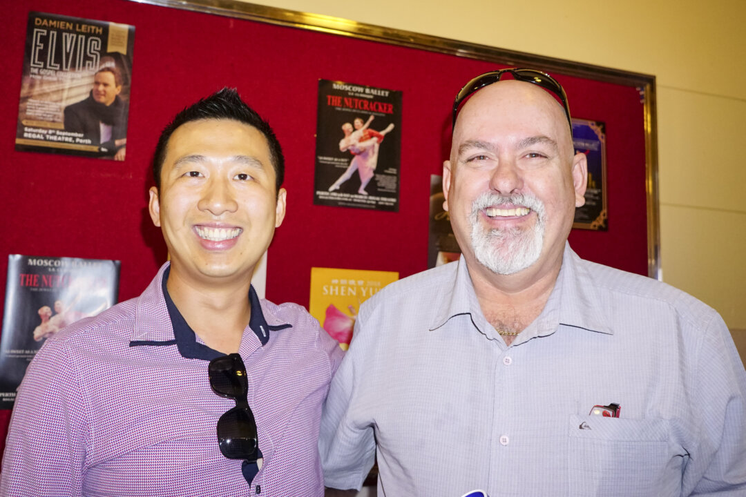 Hung Quan (L) and Jeff Mortmer, a mine operator, enjoyed a performance by Shen Yun Performing Arts at The Regal Theatre, Perth, on Jan. 27, 2018. (Wade Zhong/Epoch Times) 
