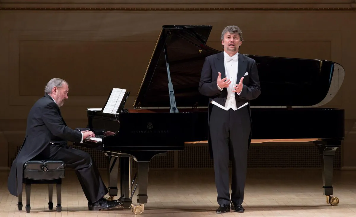 (L–R) Pianist Helmut Deutsch and tenor Jonas Kaufmann perform Franz Schubert’s “Die schöne Müllerin,” on Jan. 20 at Isaac Stern Auditorium in Carnegie Hall.  (Jennifer Taylor)