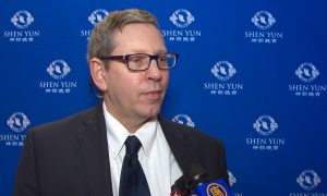 Adjunct Professor Enjoys ‘Awesome Experience’ at Shen Yun