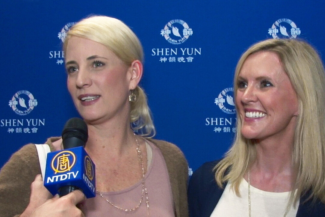 Kerry Lee Perry (L) and her sister-in-law Anna Perry enjoyed Shen Yun at the BJCC Concert Hall, in North Birmingham, Alabama, on Jan. 27, 2018. "Great message ... that we are all connected on a spiritual level. God has created us all. ... I think it’s a great thing to remind people," Anna Perry said. (Roland Ree/The Epoch Times)