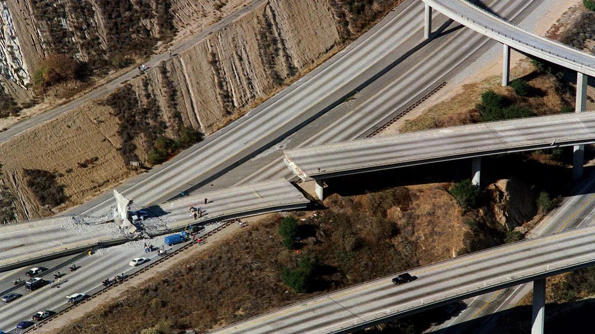 Aerial view of wrecked cars litter the connector ramp from Interstate 5 to Highway 14 following the Northridge earthquake on Jan. 17, 1994, in Northridge, California. (Carlos Schiebeck/AFP/Getty Images)