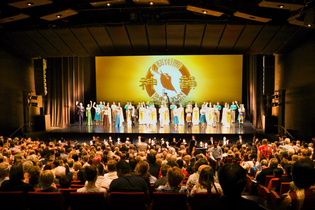 Shen Yun Performing Company International Company's curtain call at the Canberra Theatre, on Jan. 31, 2013. (The Epoch Times)