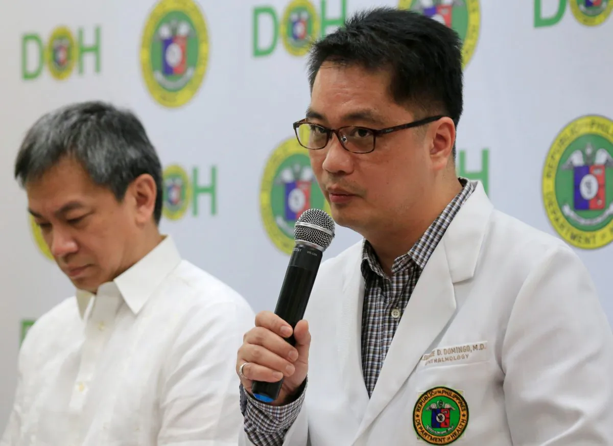 Dr. Rolando Enrique Domingo (R), Undersecretary of the Department of Health (DOH), with Dr. Gerardo Legaspi, Director of the Philippine General Hospital (PGH), answer questions during a news conference at the DOH headquarter in metro Manila, Philippines on Feb. 2, 2018. (Reuters/Romeo Ranoco)