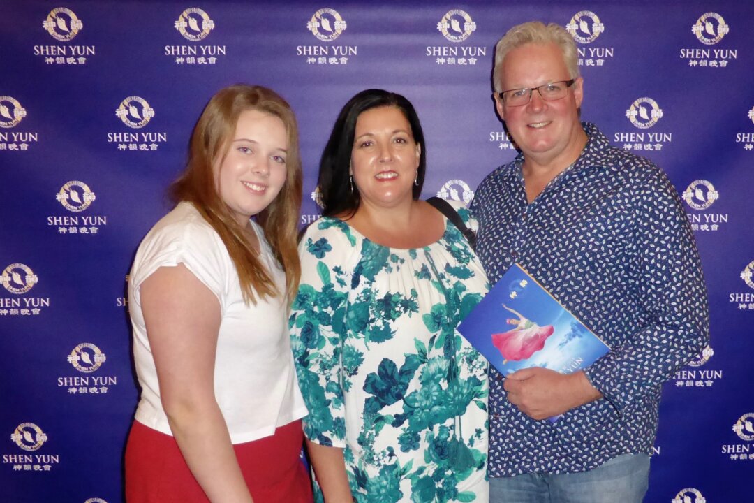 Peter McGregor (R), Vicki Vincent and Lara enjoyed Shen Yun Performing Arts' evening performance at the Ulumbarra Theatre on Feb. 3, 2018. (Mary Yuan/The Epoch Times)