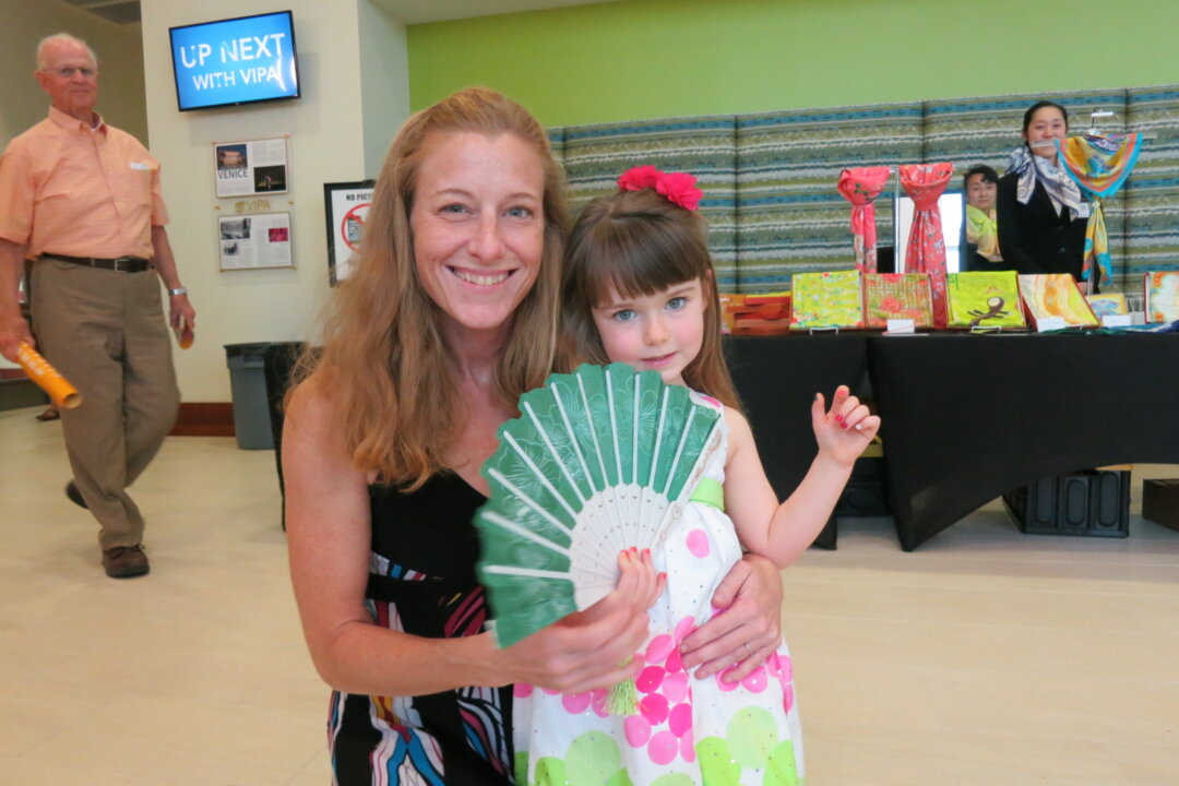Lauren Danielson and her daughter Emma attended Shen Yun’s afternoon performance at the Venice Performing Arts Center in Venice, Fla., on Feb. 4, 2018. (Sally Sun/The Epoch Times)