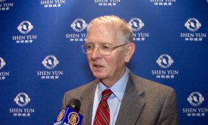 Company President Enjoys Erhu Performance at Shen Yun