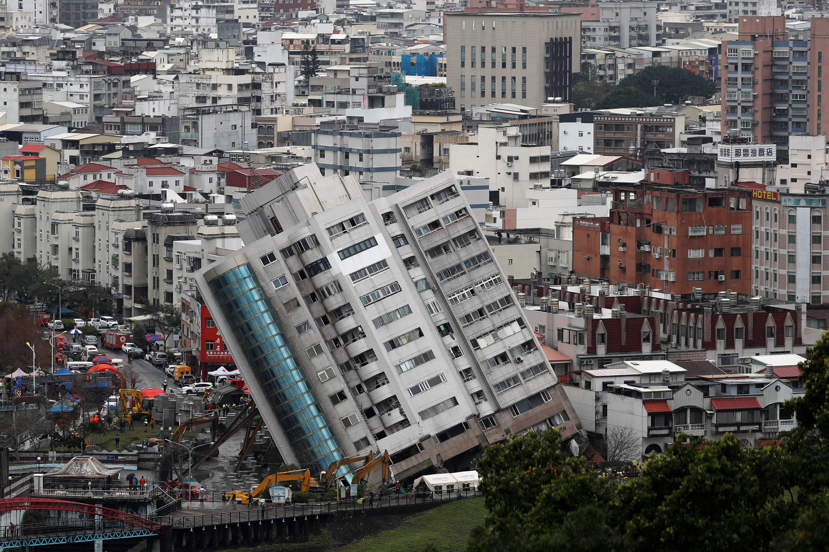 Землетрясение в тайване сейчас. Тайвань 1999. Землетрясение Хуалянь. Тайваньское землетрясение 1999. Жилой дом Тайвань 1999 землетрясение.