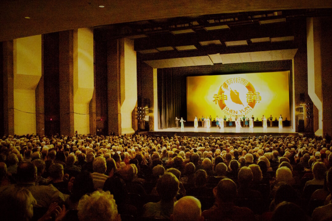 Shen Yun concludes a matinee performance at the Tucson Music Hall Theater on Feb. 7, 2018. (Courtesy NTD Television)