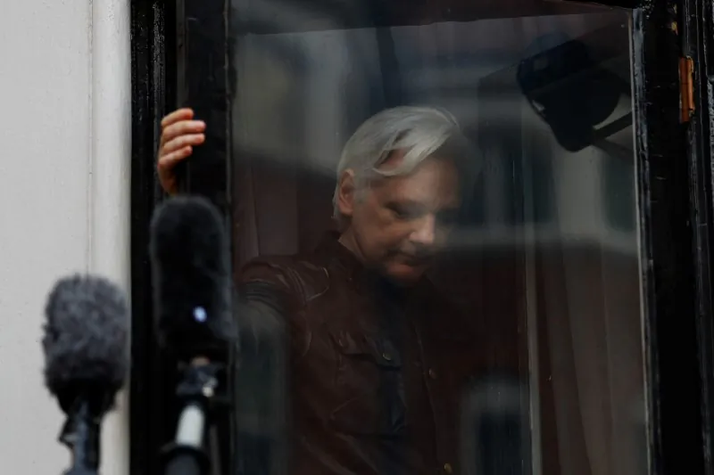WikiLeaks founder Julian Assange is seen on the balcony of the Ecuadorian Embassy in London, Britain, May 19, 2017. (Reuters/Peter Nicholls)
