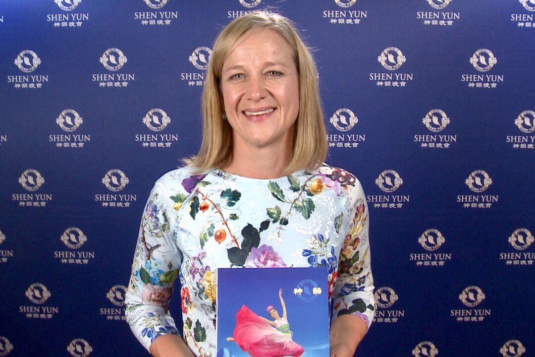 Mayor Angela Evans enjoyed the Shen Yun Performing Arts evening performance at the Adelaide Festival Centre, on Feb. 13, 2018. (NTD Television)