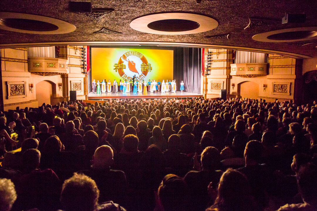 Shen Yun Performing Arts North America Company's curtain call at the Paramount Theatre, Cedar Rapids, Iowa, on Feb. 13, 2018. (The Epoch Times)
