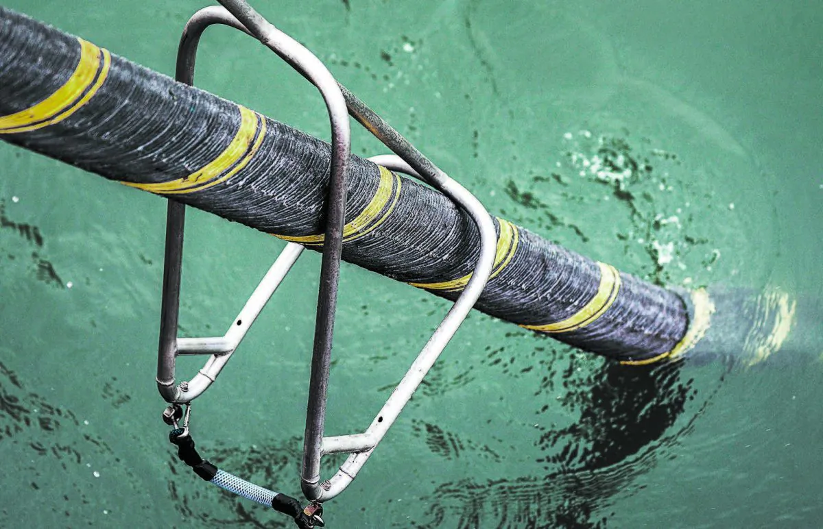 An example of an electric submarine
cable and optical fiber being
installed off the Brittany coast of
France on March 11, 2015. Data
from undersea cables may be intercepted
by the Chinese regime
through the Asia-Pacific region.
 (JEAN-SEBASTIEN EVRARD/AFP/GETTY IMAGES)