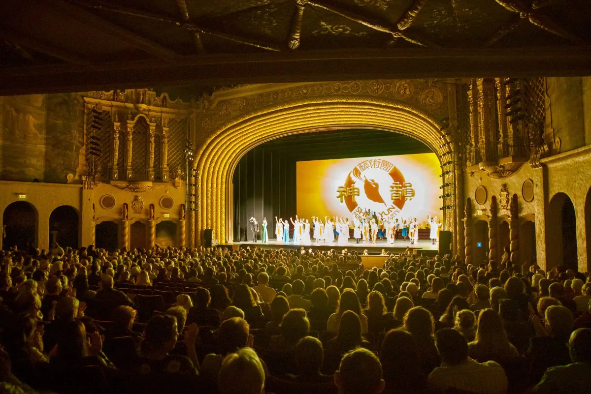 Shen Yun audience at the Orpheum Theater in Phoenix, Arizona in the United States, on Feb. 20, 2018. (Yuli Li/The Epoch Times)