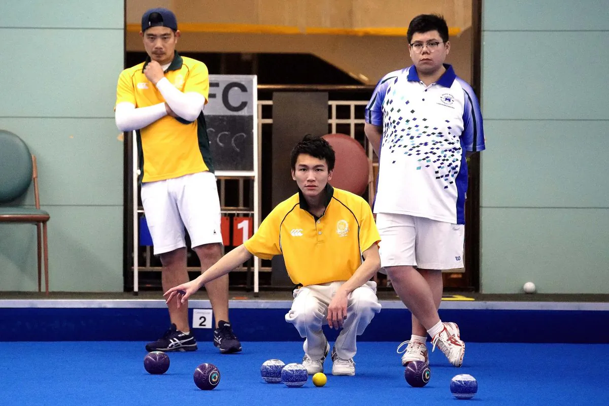 Craigengower Cricket Club skipper Lee Ka Ho (middle) directing the play of his teammate during the crucial league match against Hong Kong Football Club.  He defeated the team skipped by Anthony Yip (right) 10:19 and set the tune for a 8-0 victory.  CCC moved top after the win. (Mike Worth)