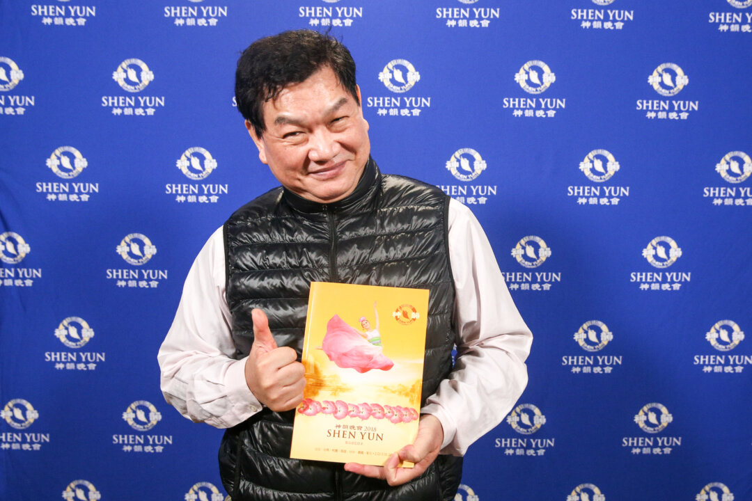 Li Kai-rui enjoyed a performance by Shen Yun Performing Arts at the National Dr. Sun Yat-sen Memorial Hall, in Taipei, Taiwan, on Feb. 26, 2018. (Tung Hui-ling/The Epoch Times) 