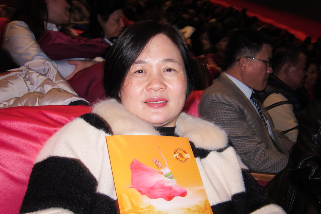 Gao Min-hui enjoyed a performance by Shen Yun Performing Arts at the National Dr. Sun Yat-sen Memorial Hall, in Taipei, Taiwan, on Feb. 26, 2018. (Wei Ning/The Epoch Times) 
