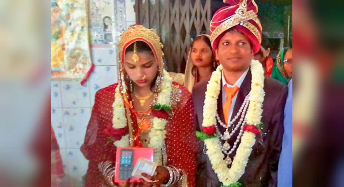 Ravi Kumar (L) and his bride Neha Kumari after their wedding on Feb. 20, 2018. (Photo via Bhaskar News)