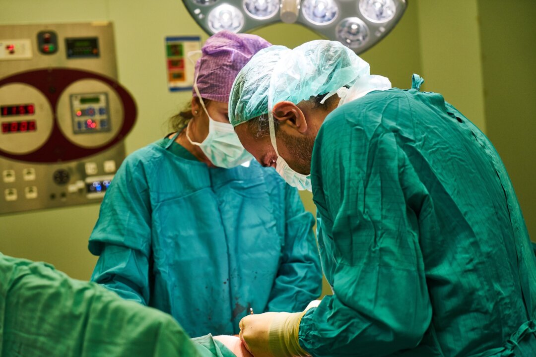 Stock photo of surgeons in an operating theatre. (CC0)