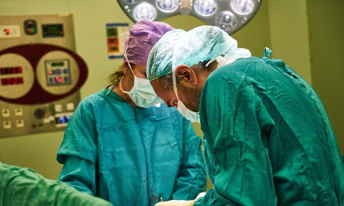 Stock photo of surgeons in an operating theatre. (CC0)