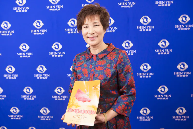 Tainan City Council councilor Du Su-yin enjoys Shen Yun Performing Arts’ evening show at Tainan Cultural Center Performing Hall, on March 3, 2018. (Chen Ting/The Epoch Times)