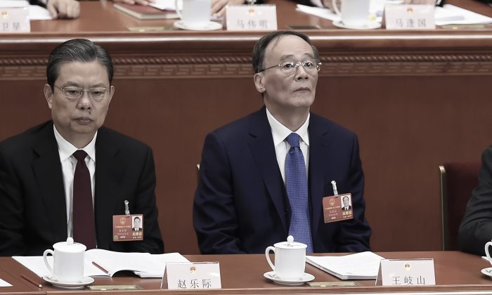 2018 年 3 月 5 日，中国共产党反腐机构前局长王岐山（右）在北京出席中国橡皮图章立法机关全国人民代表大会开幕式。（Wang Zhao/AFP/Getty Images )