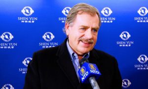 Painter Enjoys the Beauty and Colors in Shen Yun