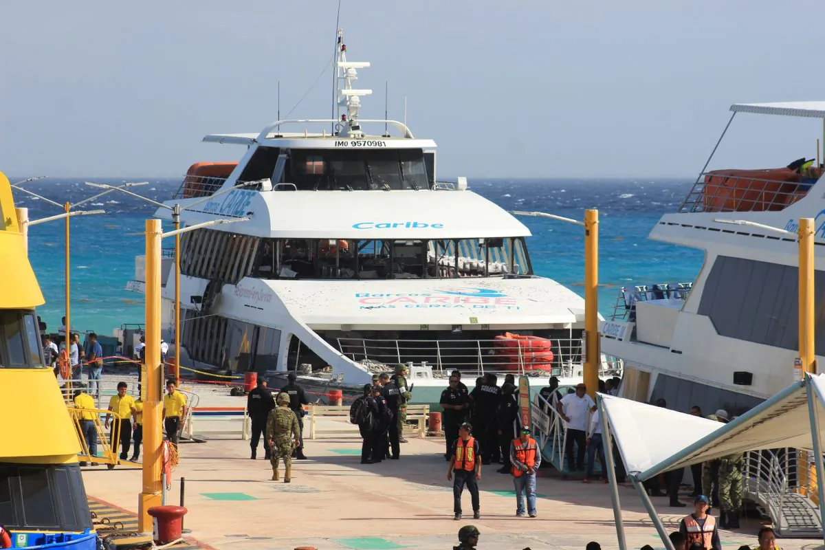 Federal police officers and soldiers arrive at the dock where an explosion occurred on a ferry in Playa del Carmen, Mexico, on Feb. 21, 2018. (STR/AFP/Getty Images)