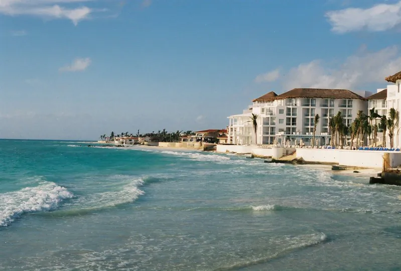 Top tourist destination Playa del Carmen beach in Cancun, Mexico.
 (Brad Nelson [CC BY-SA 2.5 (https://creativecommons.org/licenses/by-sa/2.5)], via Wikimedia Commons)