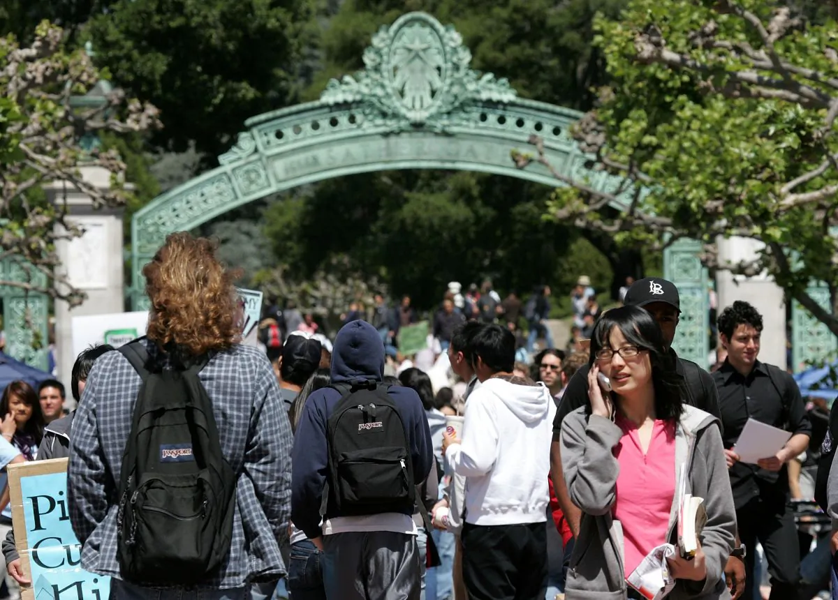 UC Berkeley students walk through Sather Gate on the UC Berkeley campus in Berkeley, California on April 17, 2007. (Justin Sullivan/Getty Images)