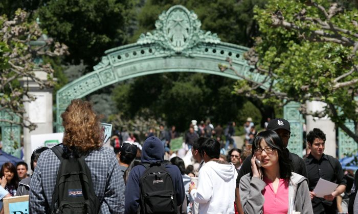 UC Berkeley students walk through Sather Gate on the UC Berkeley campus in Berkeley, California on April 17, 2007. (Justin Sullivan/Getty Images)