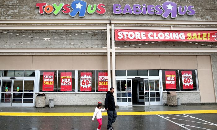 Customers leave a Toys R Us store on March 15, 2018 in Emeryville, California. (Justin Sullivan/Getty Images)