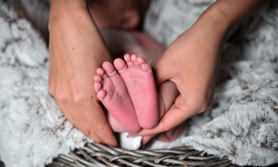 Mother Gives Birth to Twins One Month After Previous Birth