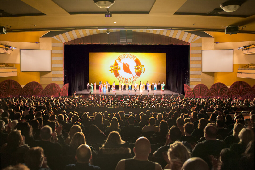 Shen Yun Performing Arts' curtain call at the Miller High Life Theatre, in Milwaukee, Wisc., on March 16, 2018. (The Epoch Times)