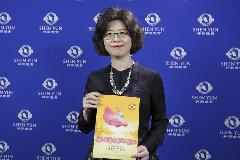 Yang Wen-hui enjoyed a performance by Shen Yun Performing Arts at the Jihde Hall of the Kaohsiung Cultural Center, in Kaohsiung, Taiwan, on March 17, 2018. (Cheng Shun-li/The Epoch Times)
