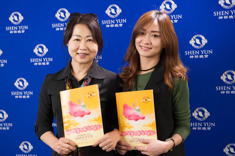 Lu Jui-chen (L) and her daughter enjoyed a performance by Shen Yun Performing Arts at the Jihde Hall of the Kaohsiung Cultural Center, in Kaohsiung, Taiwan, on March 18, 2018. (Lo Jui-hsun/The Epoch Times)