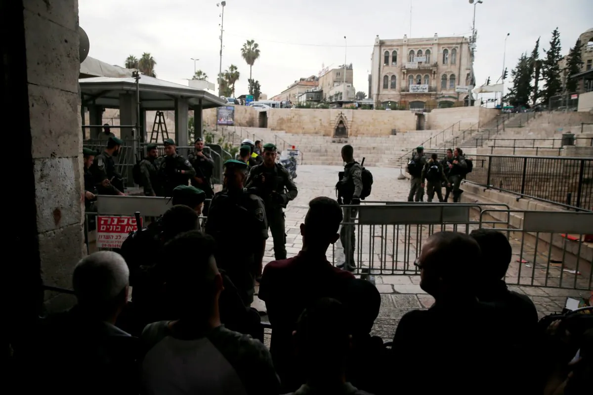 Israeli security forces block Damascus Gate, one of the entrances to Jerusalem's Old City, after a stabbing attack in which an Israeli was wounded, Israeli police said, inside Jerusalem's Old City, March 18, 2018. (Reuters/Ammar Awad)