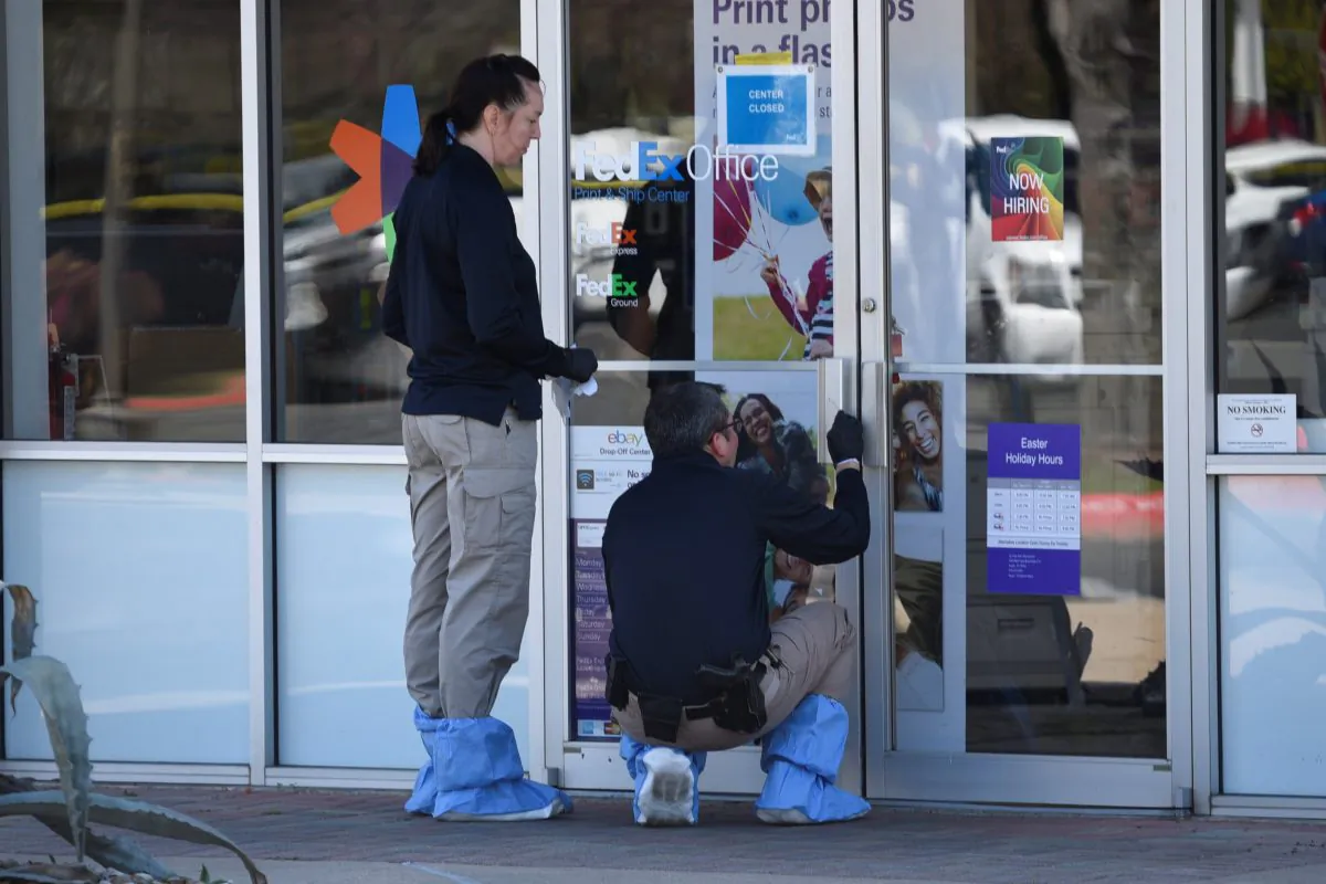 Law enforcement personnel are seen gathering evidence outside a FedEx Store which was closed for investigation, in Austin, Texas, U.S., March 20, 2018. (Reuters/Sergio Flores)