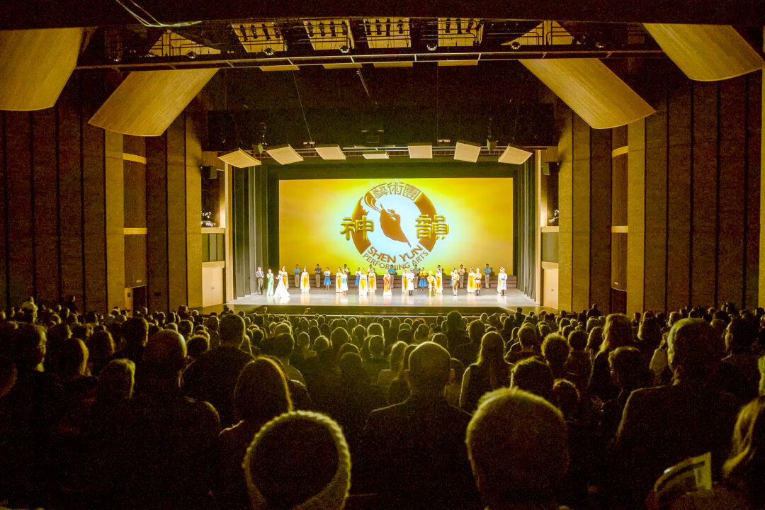 Shen Yun Performing Arts Touring Company's curtain call at the Morrison Center Boise, Idaho, on March 20, 2018. (The Epoch Times)