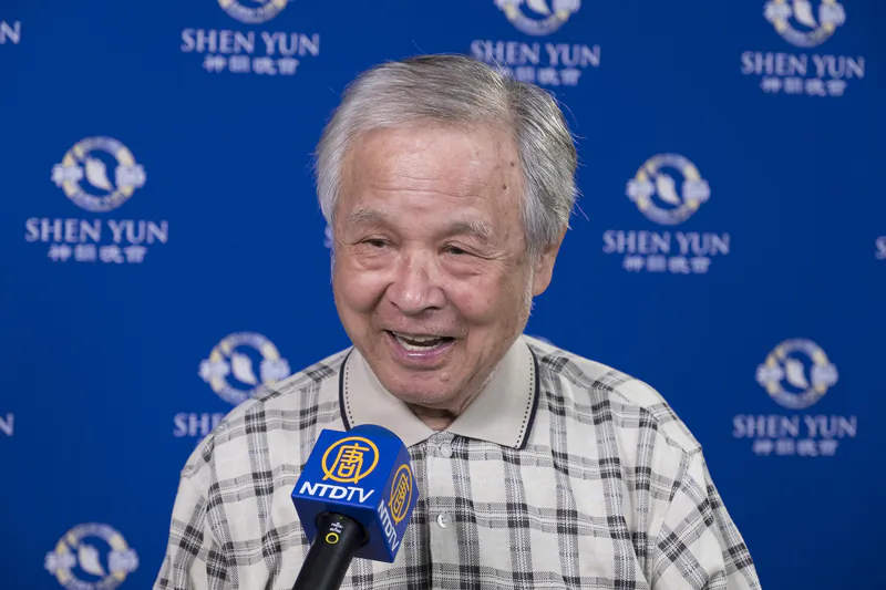 Chang Hsien-cheh enjoyed a performance by Shen Yun Performing Arts at the Taichung City Chung Shan Hall, in Taichung, Taiwan, on March 21, 2018. (Long An-ni/The Epoch Times)