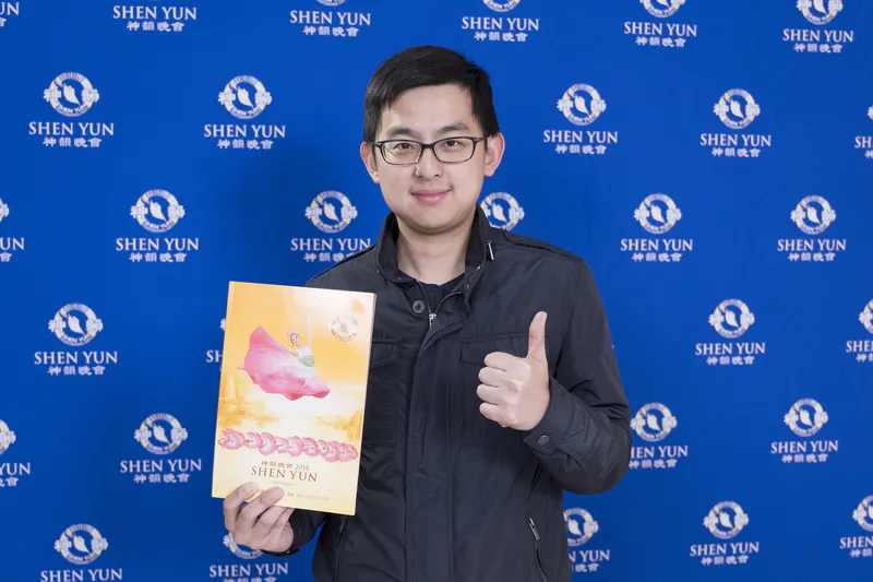 Cho Kuan-ting enjoyed a performance by Shen Yun Performing Arts at the Taichung City Chung Shan Hall, in Taichung, Taiwan, on March 22, 2018. (Long An-ni/The Epoch Times) 