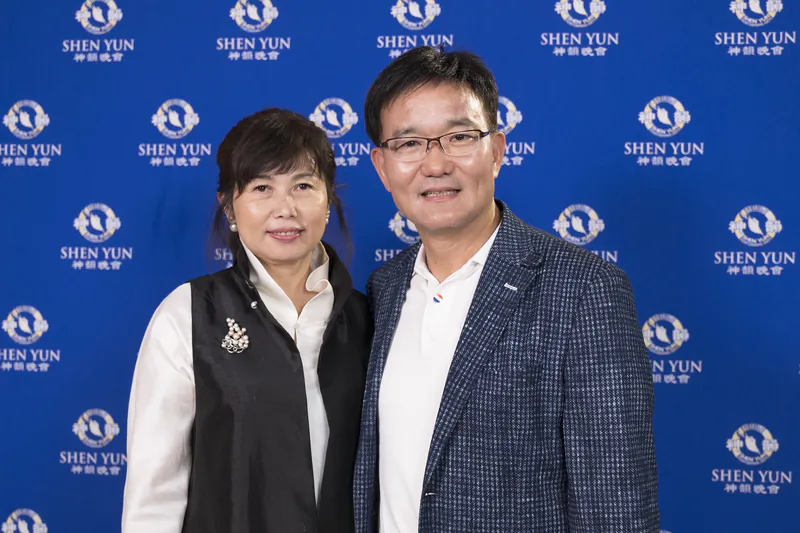Huang Chin-lin and his wife enjoyed a performance by Shen Yun Performing Arts at the Taichung City Chung Shan Hall, in Taichung, Taiwan, on March 23, 2018. (Kung An-ni/The Epoch Times) 