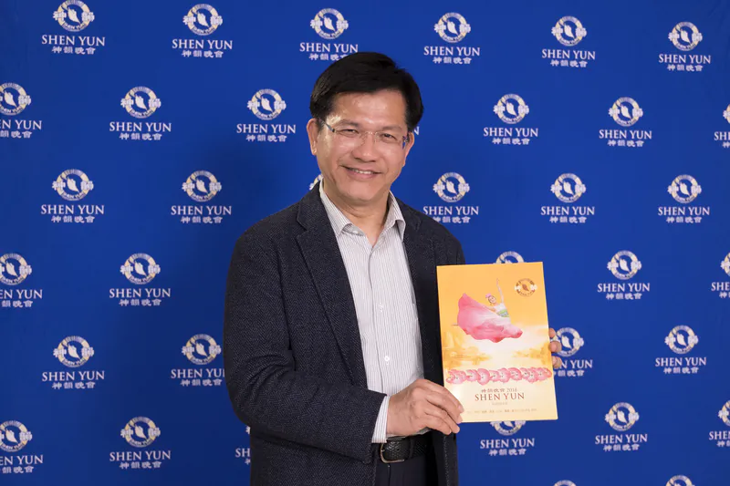 Taichung Mayor Lin Chia-lung enjoyed Shen Yun Performing Arts' performance at Jihde Hall of the Kaohsiung Cultural Center, Taiwan, on March 23, 2018. (Lung An-ni/ The Epoch Times)