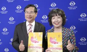 Mayor Returns to Find Joy at Shen Yun