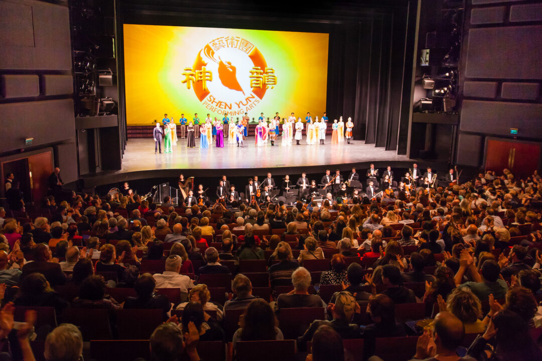 Shen Yun Performing Arts New York Company's curtain call at The Opera House in Tel Aviv on March 25, 2018. (The Epoch Times)