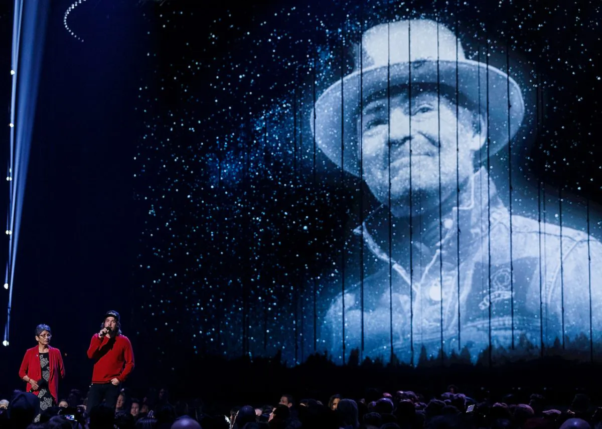 (L-R) Pearl Wenjack and Kevin Drew honour the late Gord Downie during the 2018 JUNO Awards at Rogers Arena on March 25, 2018 in Vancouver, Canada. (Andrew Chin/Getty Images)