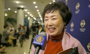 Choir Conductor Enjoys Magical Coordination at Shen Yun