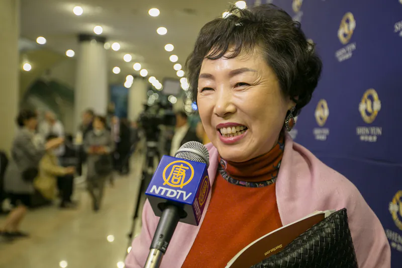 Kim Ju-ja enjoyed a performance by Shen Yun Performing Arts at the Ulsan Culture Art Center, in Ulsan, South Korea, on April 3, 2018. (Quan Jing-lin/The Epoch Times)