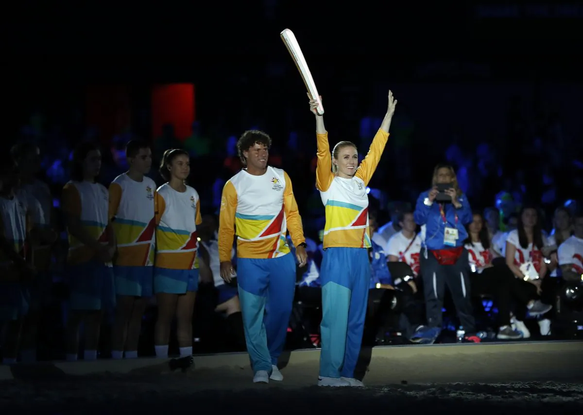Sally Pearson carries the baton during the opening ceremony of the Gold Coast 2018 Commonwealth Games on April 4, 2018. (Reuters/Paul Childs)