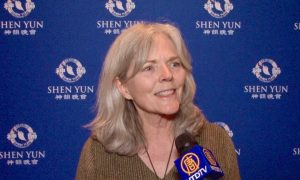 Clay Artist Enjoys the Visual Beauty at Shen Yun