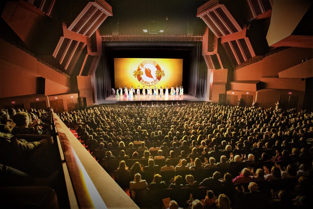 Shen Yun Performing Arts World Company's curtain call at Segerstrom Center for the Arts in Costa Mesa, Calif., on April 5, 2018. 
(Ji Yuan/The Epoch Times) 
